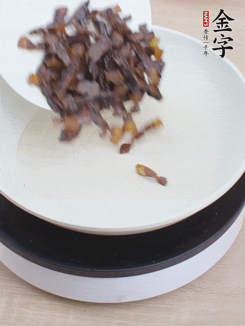 油熱倒醬油肉，編出香味。