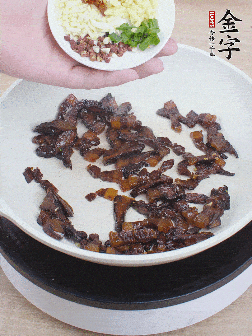 下蔥姜蒜、干辣椒、花椒粒炒香。