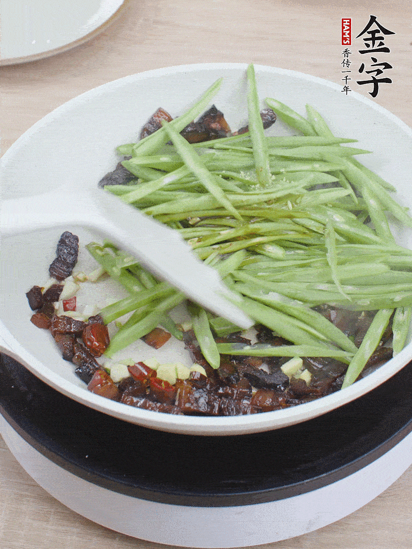 下豆角，生抽、雞精調(diào)味，炒到斷生。