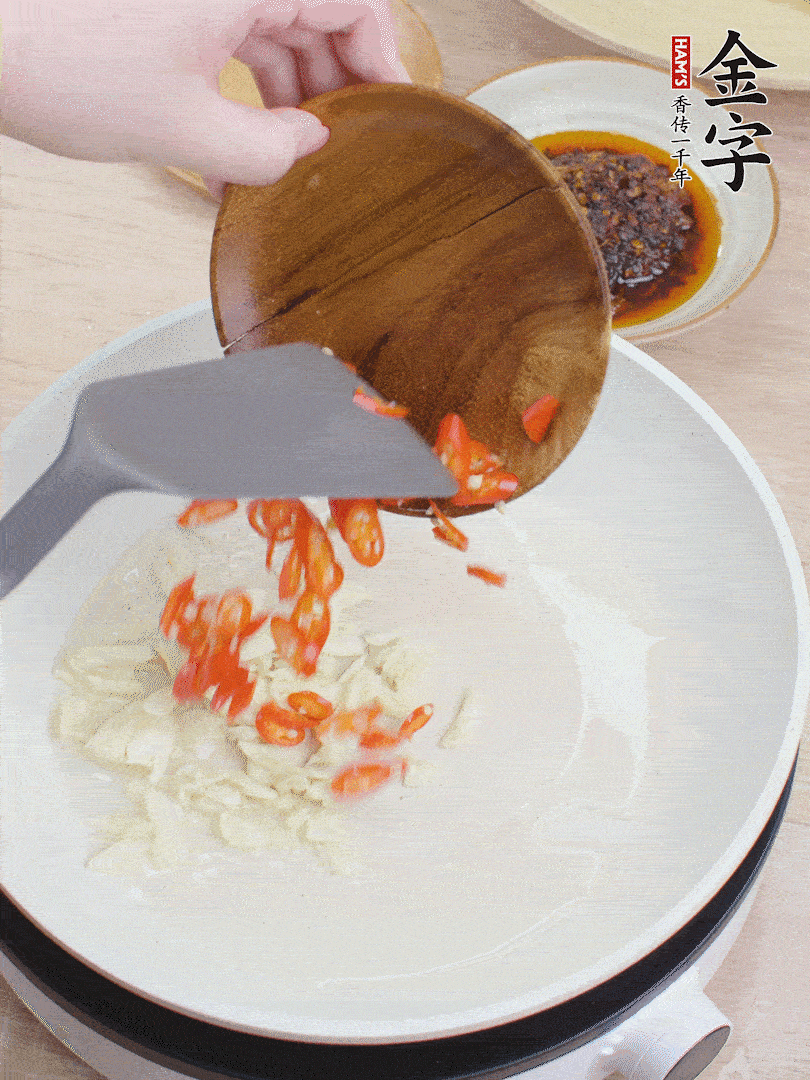 油熱煸香蒜末、辣椒。