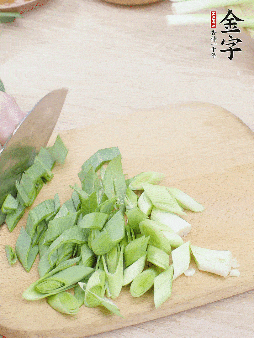 青蒜切段。（蒜白可以拍一下，再斜著切）