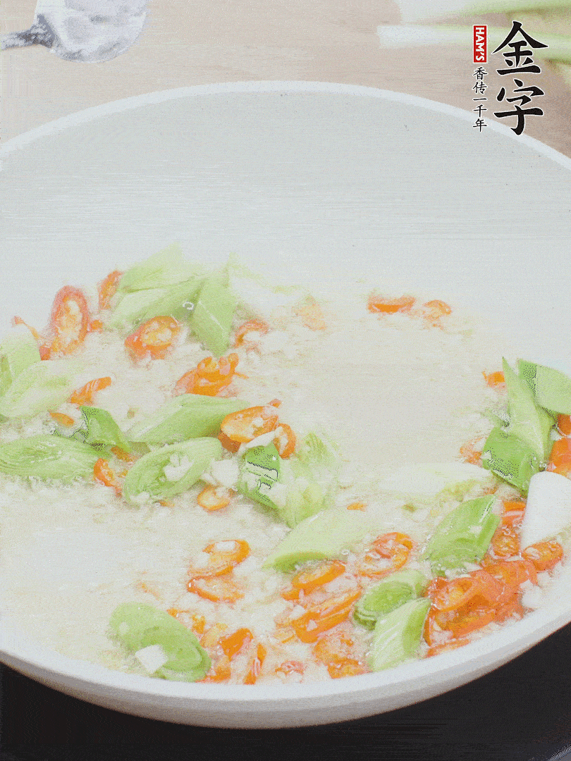油5成熱時(shí)，下蒜末、辣椒、蒜白煸炒。