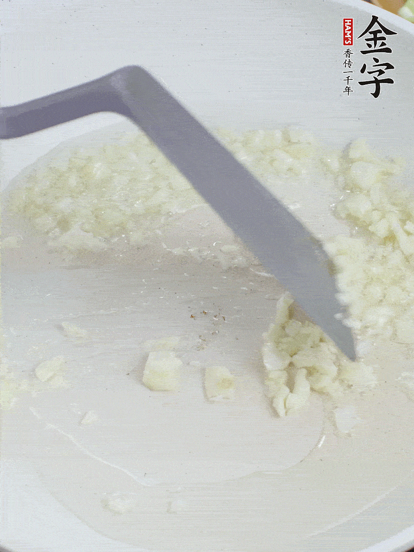 冷鍋熱油，下大蒜煎至兩面微黃。