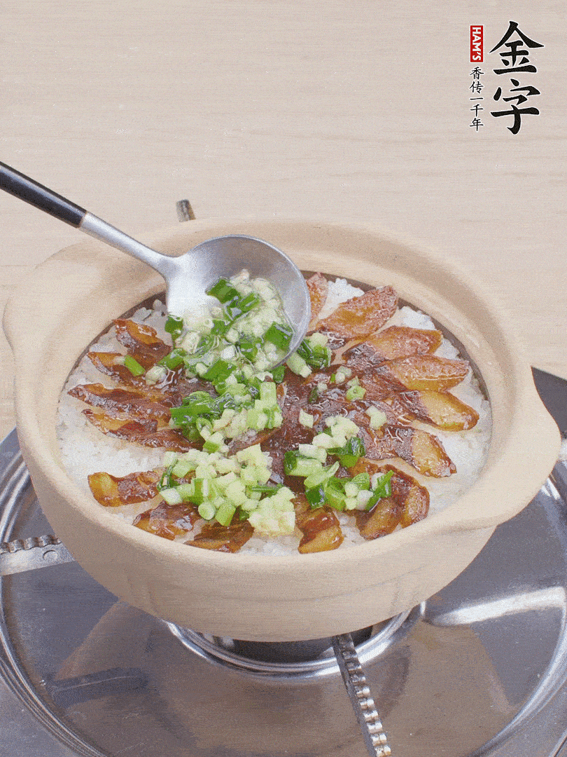 倒蔥姜醬再燜1分鐘。（也可以淋點生抽）