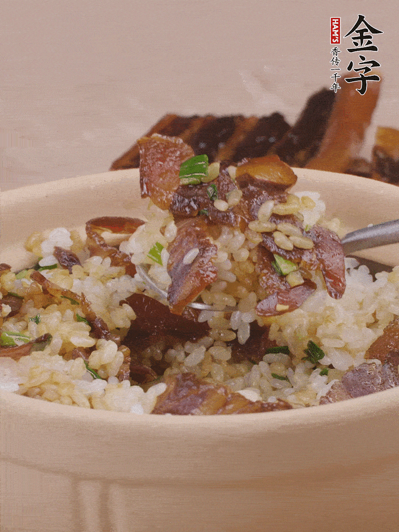 揭蓋后撒點蔥花裝飾，趁熱拌勻。