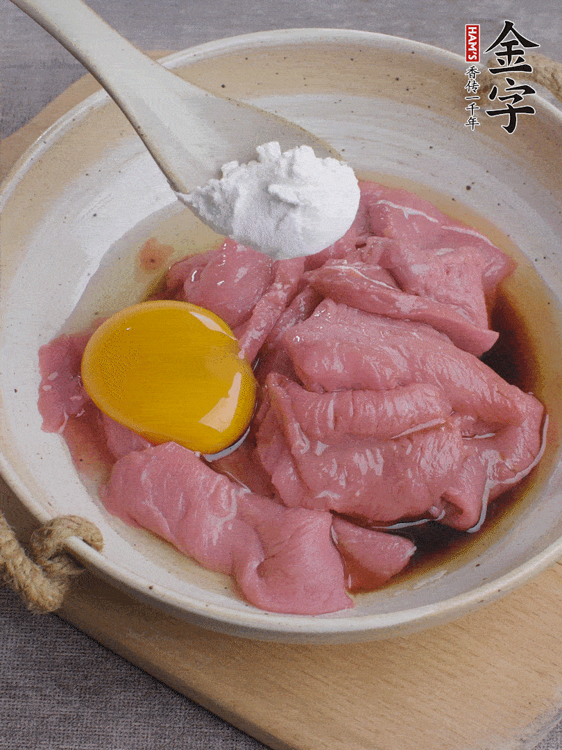 牛肉切片，雞蛋1個、水2勺、料酒1/2勺、生抽1/2勺、生粉1勺腌15分鐘。