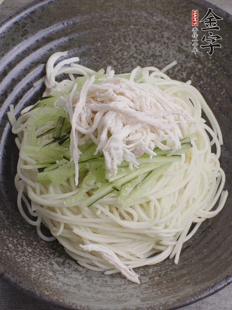 堿水面（熟）倒入大碗中，鋪上黃瓜絲、雞絲。