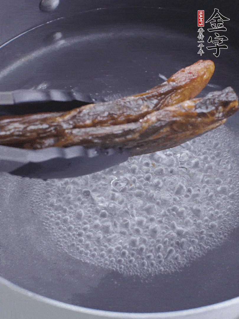 金字醬油肉水煮15分鐘，切薄片。
