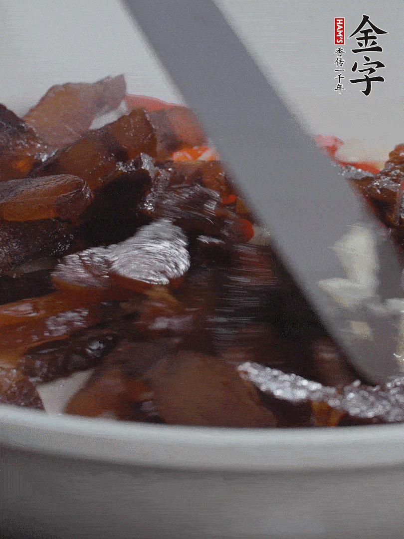 下醬油肉，煸出油脂。