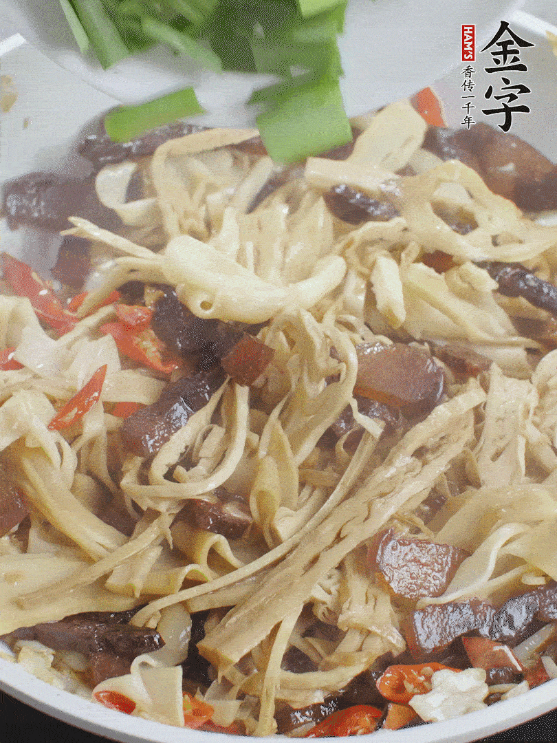 翻炒均勻，下蒜葉。