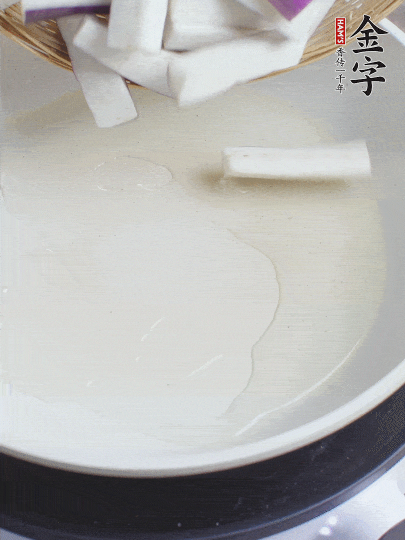 杭茄洗凈去蒂，縱向剖成4份，切成長(zhǎng)10cm左右的段。白洋蔥切絲?？谀⑾磧羧サ舯?。紅椒切菱形片。