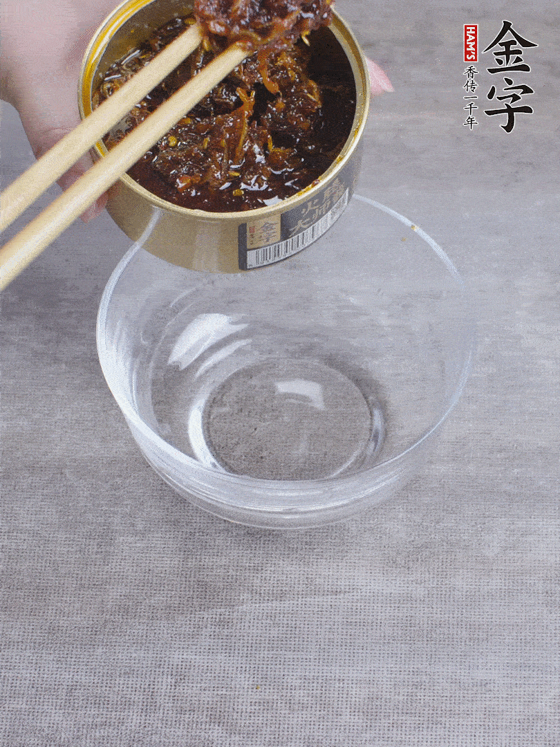 金字火腿大師醬2勺、醬油1勺、白砂糖1/2勺調(diào)勻。