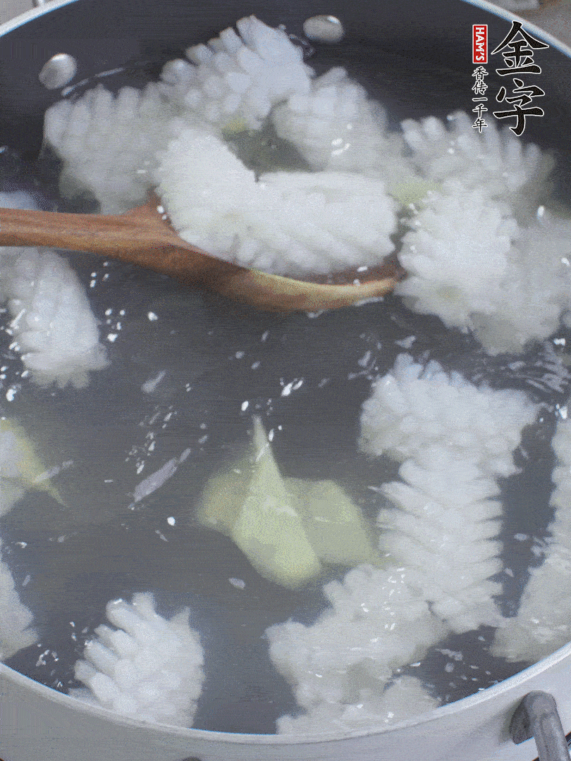 魷魚解凍后，加姜片、料酒汆燙30秒。
