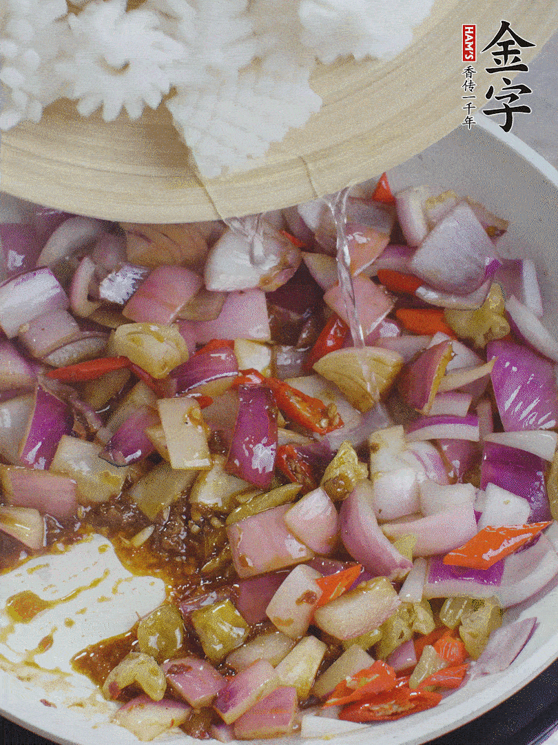 下魷魚花，2勺料酒炒勻。