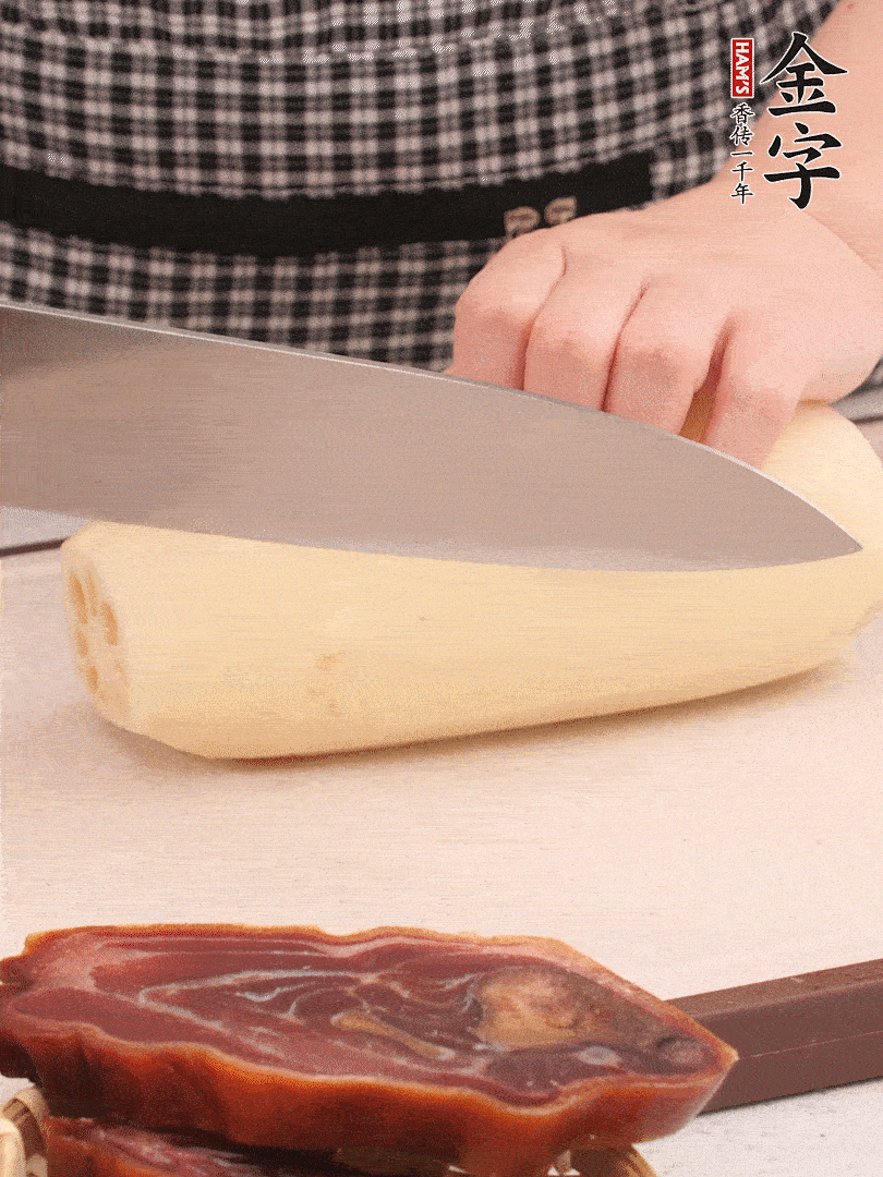 蓮藕削皮切塊。