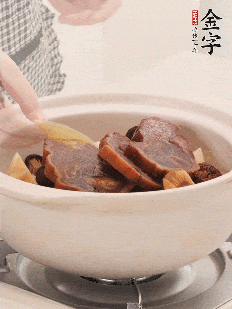 火腿、蓮藕、香菇放入砂鍋，加2片姜片，加水沒(méi)過(guò)1指。