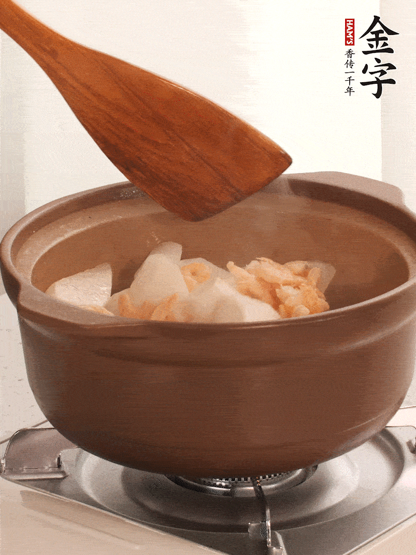 放白蘿卜、海米煸炒1-2分鐘，白蘿卜一定要先炒過再燉湯，香味更足。