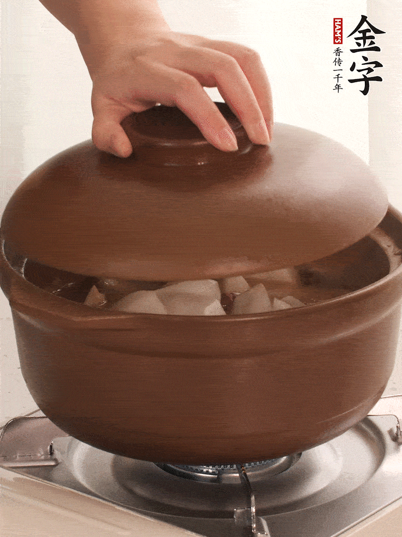 倒沒過食材的熱水，大火燒開。蓋上蓋子轉(zhuǎn)中小火，燉15-20分鐘。等蘿卜煮到喜歡的軟爛度就可以關(guān)火。