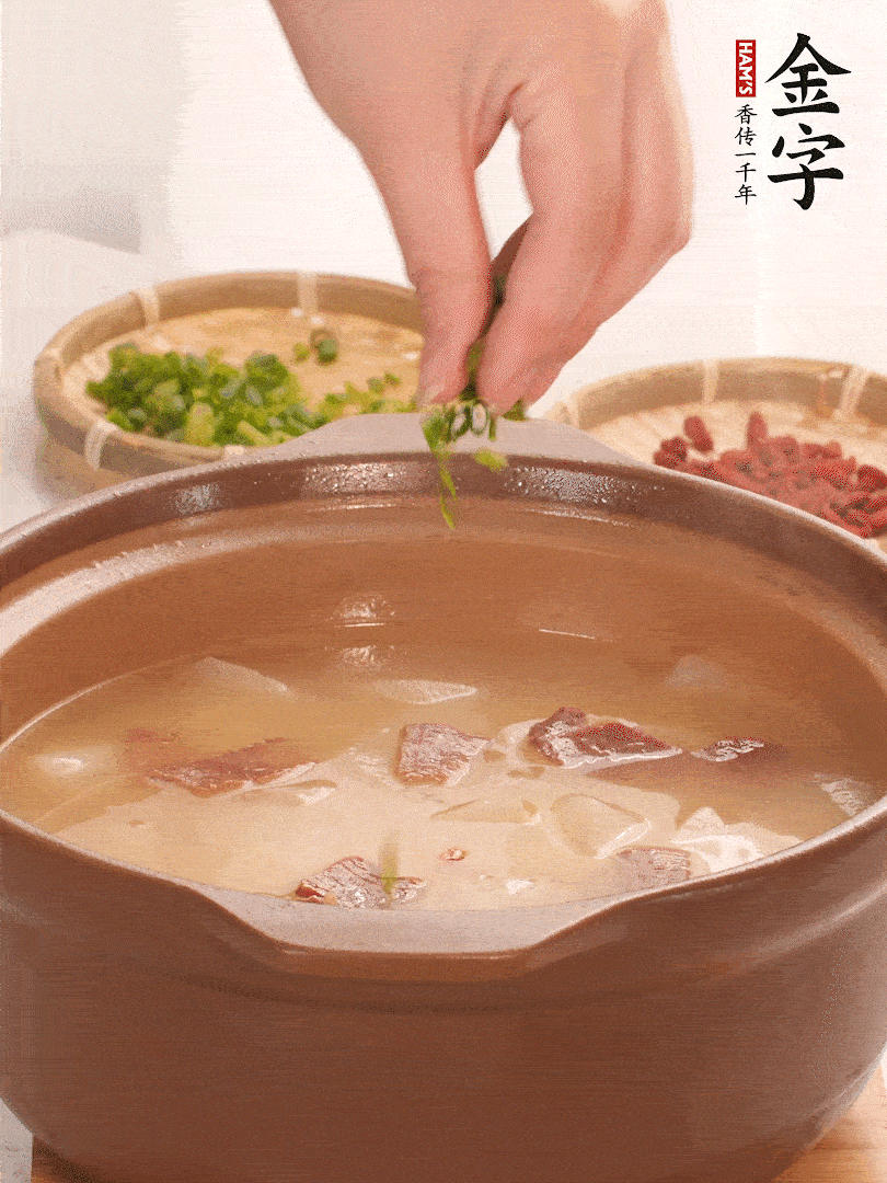 最后點(diǎn)綴點(diǎn)小蔥花、枸杞，增色提味。