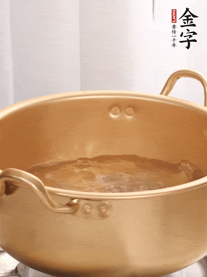 排骨加姜片、料酒，冷水下鍋焯水，撇去浮沫。