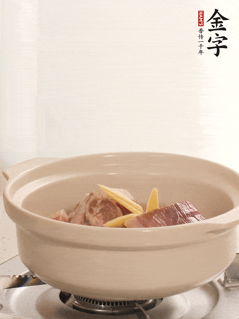 湯鍋放入排骨、火腿、姜，加適量水。煮開后轉(zhuǎn)小火燉40分鐘。