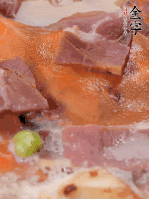 放適量料酒、清水煮到沸騰，再下蟹塊燜煮8分鐘。
