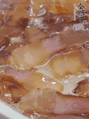 油5成熱，醬油肉煸香。