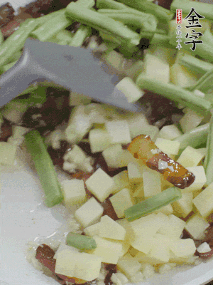 下蒜末、豆角、土豆塊翻炒。