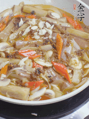 撒蒜末、香菜末。