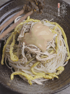 生抽1勺、醋1勺、芝麻醬1勺、金字火腿大師醬1勺。