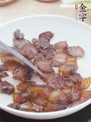 熱鍋少油，醬油肉煸出油脂，盛出。