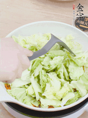 下卷心菜翻炒。