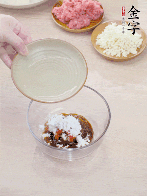 調(diào)料汁：金字火腿干貝醬2勺、剁椒1/2勺、生抽1/2勺、淀粉2勺、清水半碗。