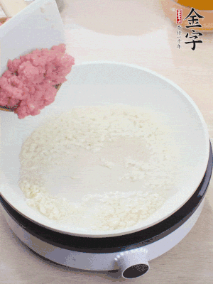鍋內(nèi)熱油，蒜泥、牛肉泥炒至酥香。