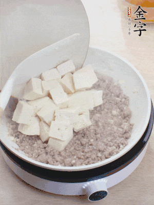 放豆腐翻拌均勻，倒料汁燜煮。