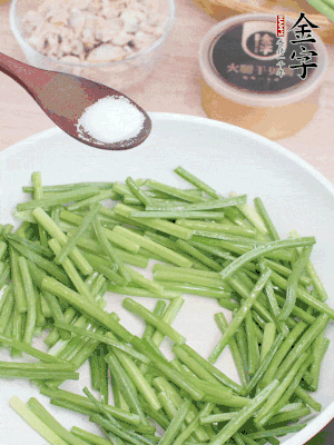 起鍋熱油，下韭菜苔炒至變色。加少許鹽。