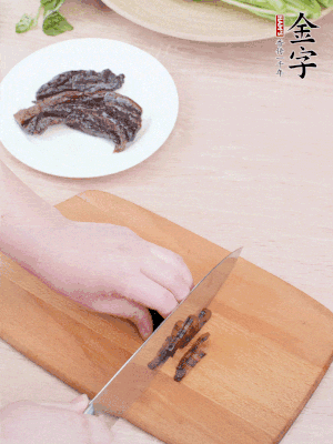 金字醬油肉下鍋煮10分鐘，切薄片。