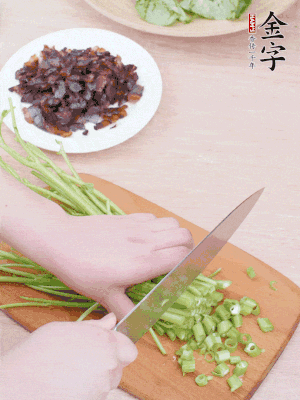 空心菜摘掉葉子，菜梗切成丁。