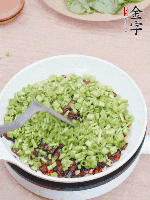 下菜梗翻炒，混合醬油肉。