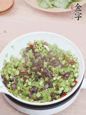 1勺生抽、1勺蠔油、1點(diǎn)點(diǎn)白糖調(diào)味。