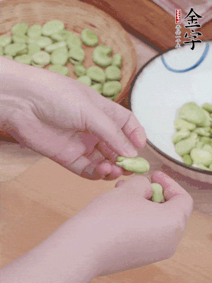 蠶豆剝殼，去掉豆衣，切碎。