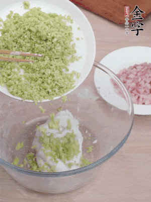 糯米粉邊揉邊加水，成團(tuán)后揉進(jìn)蠶豆、咸肉。