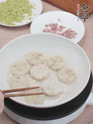 鍋中涼油，慢煎至兩面有脆殼。（油可以多一點(diǎn)）