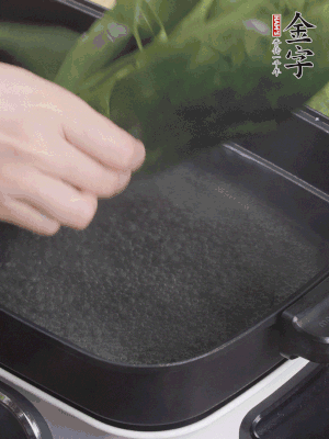 粽葉入沸水煮1分鐘，翻面再煮1分鐘，清洗干凈加水浸泡。