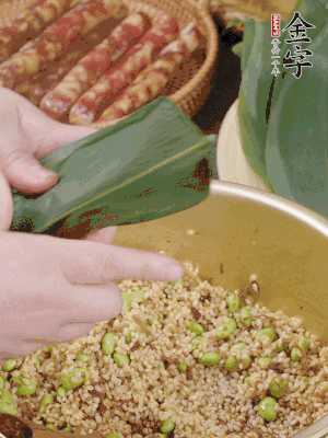 粽葉往下折，完全蓋住，兩側(cè)捏緊。