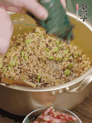 再附一張粽子，一齊向后折疊，線繩捆綁。