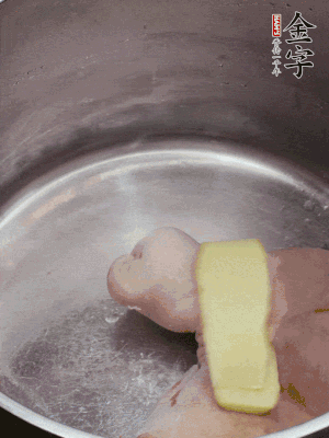 撈出洗凈后，加蔥姜、黃酒二遍焯水。
