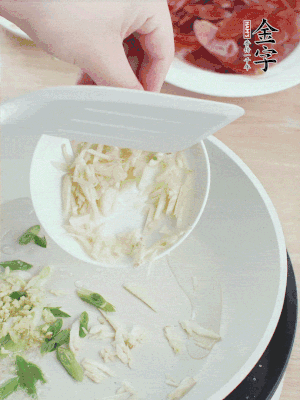 油4成熱，下蔥姜蒜、干辣椒、花椒煸出香味。
