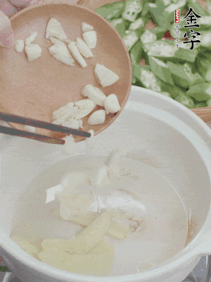 砂煲熱油，姜蒜、辣椒煸香。