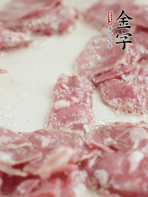 炒鍋熱油，下培根火腿煸炒。